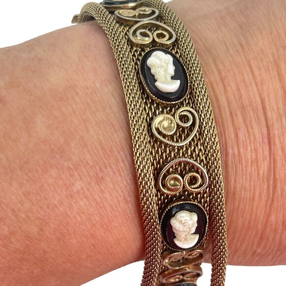 Goldette Unsigned Vintage Gold-Tone Cameo Bracelet Mesh Band With Oval Cameos Vi - Picture 2 of 10